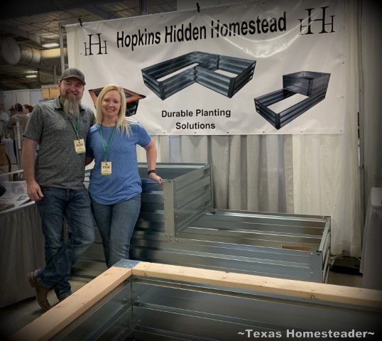 Kris Hopkins και σύζυγος Kalitta. Hopkins Hidden Homestead έθεσε κρεβάτια με ξύλο κιτ και πάγκο #texashomesteader