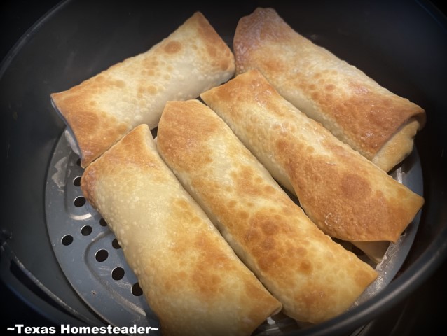 Το Southwest Egg Rolls Crisping σε μια φριτέζα. #Texashomesteader