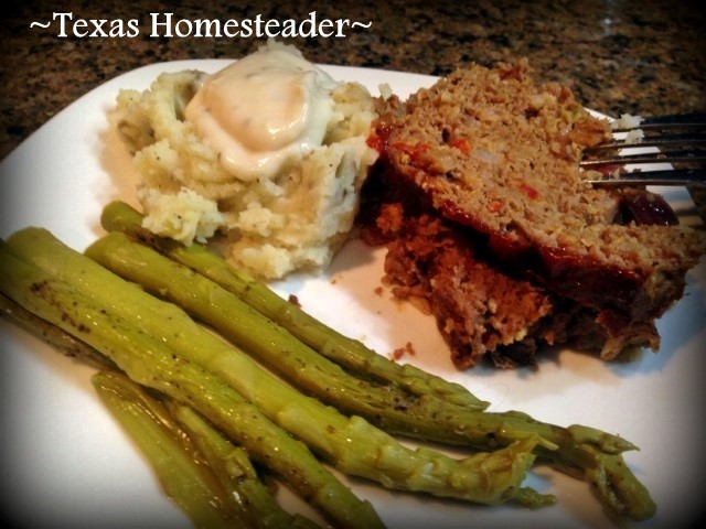 Το Meatloaf, ο ατμός σπαράγγια από τον κήπο και οι πολτοποιημένες πατάτες κάνει ένα γρήγορο και νόστιμο γεύμα. #Texashomesteader