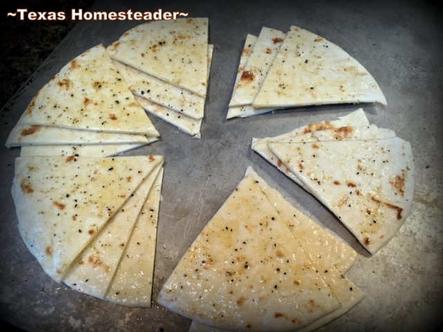 Κοπή λιπαρών tortillas. Myo ψημένα τσιπ pita χρησιμοποιώντας μόνο 6 tortillas αλεύρι! Ένα ωραίο, βαρύ τσιπ που συγκρατείται για να βουτήξει ή να χουμούν. Ωραία και τραγανή. Ελάτε να δείτε! #Texashomesteader